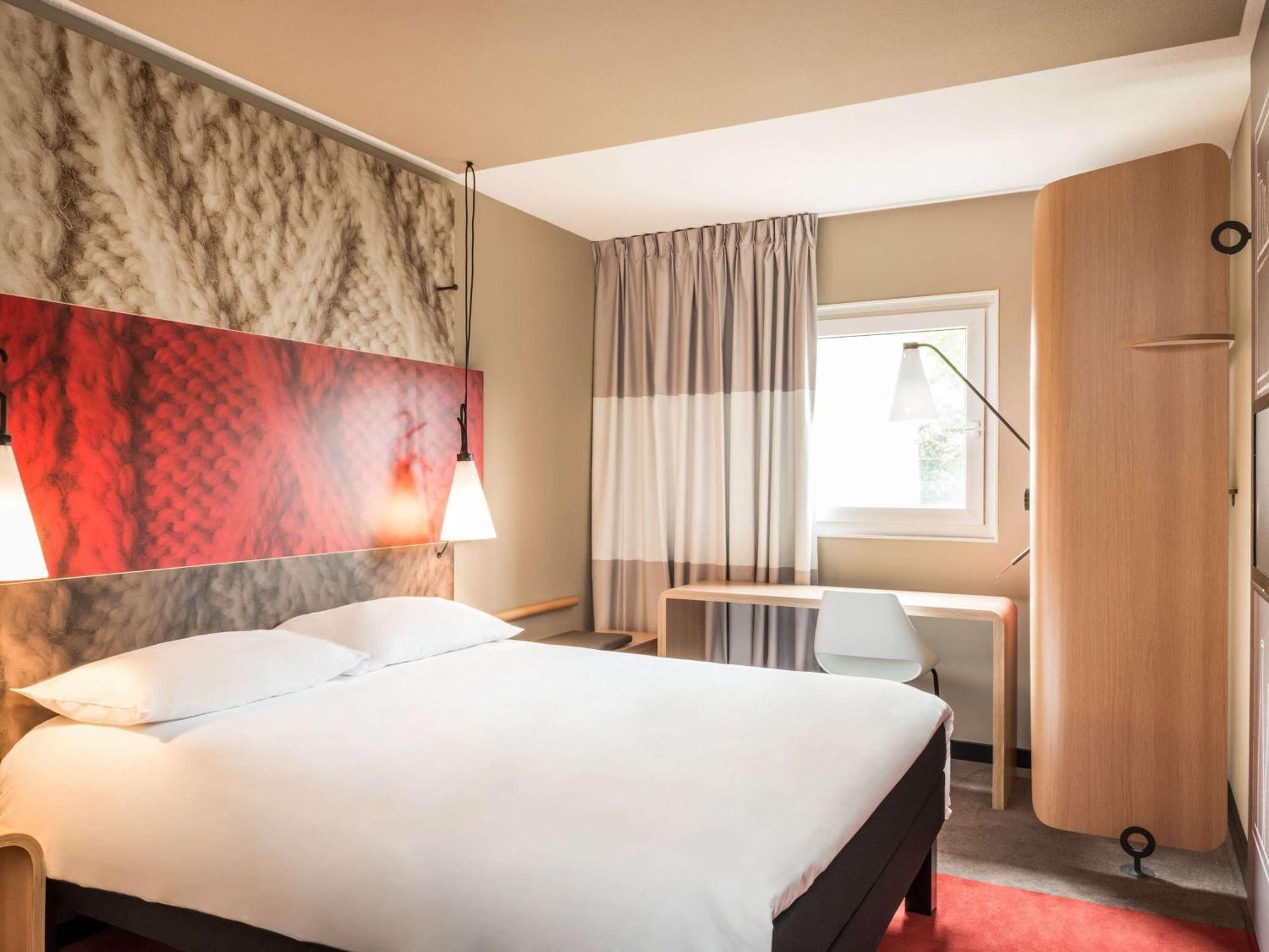 Ibis Paris Rueil Malmaison Bagian luar foto